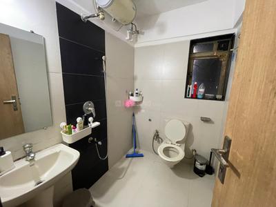 Bathroom Image of 650 Sq.ft 1 BHK Apartment / Flat for rent in Pegasus Tower, Andheri West Mumbai for Rs. 65000