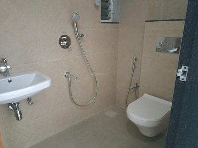 Bathroom Image of 500 Sq.ft 1 BHK Apartment / Flat for rent in Santacruz East Mumbai for Rs. 60000