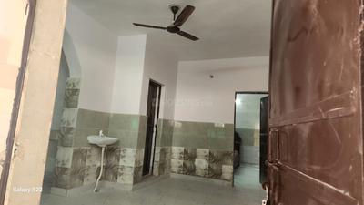 Bathroom Image of 700 Sq.ft 1 BHK Independent House for rent in Noida Extension Greater Noida for Rs. 13000
