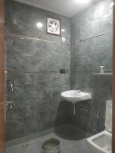 Common Bathroom Image of 900 Sq.ft 2 BHK Builder Floor for sale in Kalkaji New Delhi for Rs. 16000000