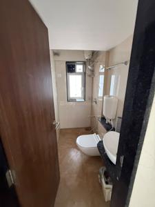 Bathroom Image of 650 Sq.ft 2 BHK Apartment / Flat for rent in Worli Mumbai for Rs. 85000