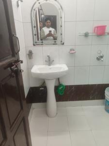 Bathroom Image of 1500 Sq.ft 2 BHK Builder Floor for rent in Palam Vihar Extension Gurgaon for Rs. 18000