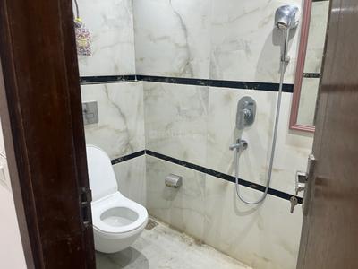Bathroom Image of 550 Sq.ft 1 BHK Builder Floor for rent in Arjun Nagar New Delhi for Rs. 30000