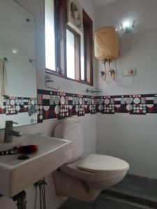 Bathroom Image of 2640 Sq.ft 3 BHK Independent House for rent in Sector 41 Gurgaon for Rs. 70000