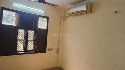 Bedroom Image of 1850 Sq.ft 3 BHK Builder Floor for rent in Model Town New Delhi for Rs. 45000