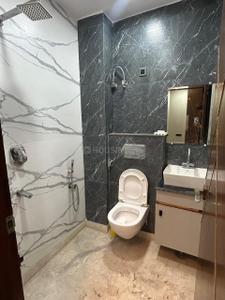 Bathroom Image of 1200 Sq.ft 3 BHK Builder Floor for rent in Yojana Vihar RWA, Anand Vihar New Delhi for Rs. 35000