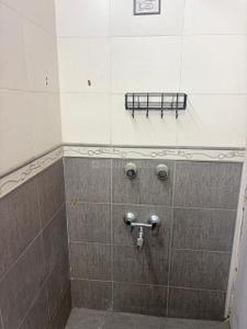 Bathroom Image of 1400 Sq.ft 3 BHK Independent House for rent in Himgiri Apartments, Kalkaji Extension New Delhi for Rs. 50000