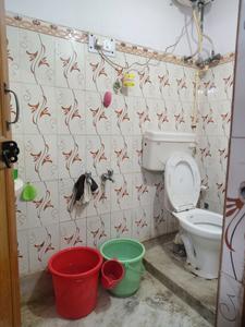 Common Bathroom Image of 250 Sq.ft 1 RK Apartment / Flat for rent in Munirka New Delhi for Rs. 15000