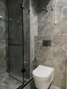 Common Bathroom Image of 2700 Sq.ft 4 BHK Builder Floor for sale in Palm Floors Sushant Lok 1, Sushant Lok Phase 1 Gurgaon for Rs. 55000000