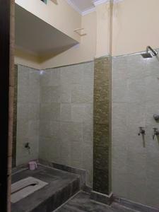Common Bathroom Image of 1300 Sq.ft 3 BHK Builder Floor for rent in Rohini Extension New Delhi for Rs. 15000