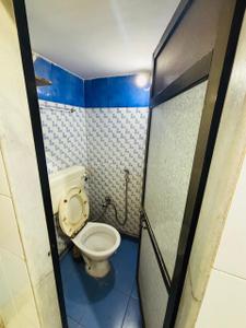 Bathroom Image of 250 Sq.ft 1 RK Apartment / Flat for rent in Worli Mumbai for Rs. 33000