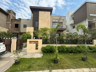 Image of 3500 Sq.ft 5 BHK Independent House for sale in Sector 33, Gurgaon for Rs. 160000000