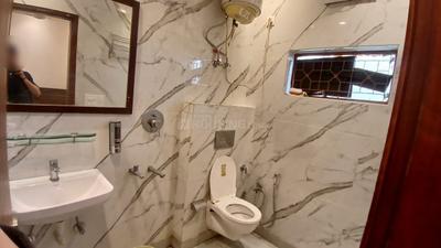 Bathroom Image of 1200 Sq.ft 3 BHK Builder Floor for rent in Janakpuri New Delhi for Rs. 40000