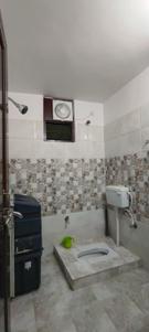 Bathroom Image of 900 Sq.ft 2 BHK Apartment / Flat for rent in Mahmoorganj Varanasi for Rs. 14000