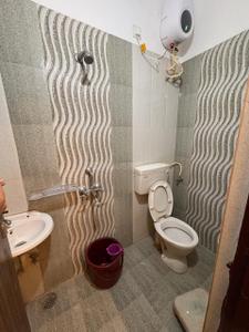 Bathroom Image of 1000 Sq.ft 2 BHK Independent House for rent in Khushi Homes, Attapur Hyderabad for Rs. 35000