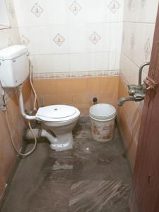 Bathroom Image of 850 Sq.ft 2 BHK Apartment / Flat for sale in Prince Anwar Shah Connector Kolkata for Rs. 4500000