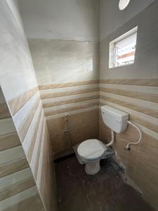 Bathroom Image of 301 Sq.ft 1 RK Apartment / Flat for rent in Dakshindari Kolkata for Rs. 8000