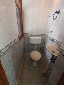 Bathroom Image of 1400 Sq.ft 3 BHK Independent House for rent in Vikaspuri 3bhk Luxurios Home, Vikaspuri New Delhi for Rs. 28000