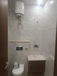 Bathroom Image of 1400 Sq.ft 3 BHK Builder Floor for rent in Mansarover Garden New Delhi for Rs. 60000