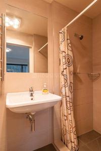 Bathroom Image of 2400 Sq.ft 4 BHK Apartment / Flat for sale in Mayfair Boulevard, Santacruz West Mumbai for Rs. 120000000