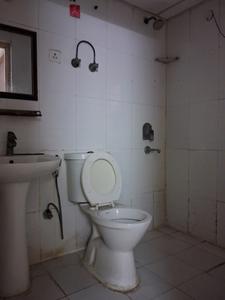 Common Bathroom Image of 930 Sq.ft 2 BHK Apartment / Flat for sale in Supertech Cape Town, Sector 74 Noida for Rs. 9300000