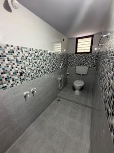 Bathroom Image of 1100 Sq.ft 2 BHK Apartment / Flat for rent in Nagamalaipudukottai Madurai for Rs. 20000