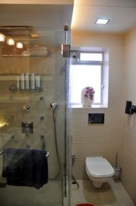 Bathroom Image of 4200 Sq.ft 5 BHK Independent House for sale in Juhu Abhishek Chs Ltd, Andheri West Mumbai for Rs. 160000000