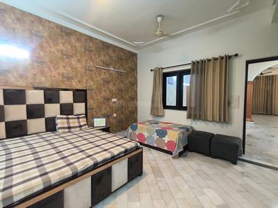 Bedroom Image of 3500 Sq.ft 3.5 BHK Independent House for rent in Sector 40 Noida for Rs. 125000