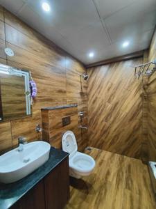 Bathroom Image of 1800 Sq.ft 3 BHK Apartment / Flat for rent in Gulnaar Meadows, Bhabat Zirakpur for Rs. 34000
