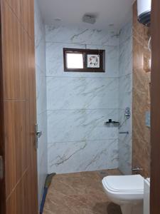 Common Bathroom Image of 750 Sq.ft 2 BHK Builder Floor for rent in Mansarover Garden New Delhi for Rs. 30000