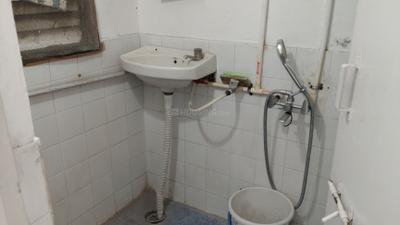 Bathroom Image of 550 Sq.ft 1 BHK Apartment / Flat for rent in Rajat Rashmi Apartment, Koregaon Park Pune for Rs. 32000