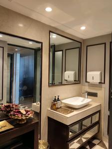 Common Bathroom Two Image of 4500 Sq.ft 4 BHK Builder Floor for rent in DLF City Phase 1, DLF Phase 1 Gurgaon for Rs. 350000