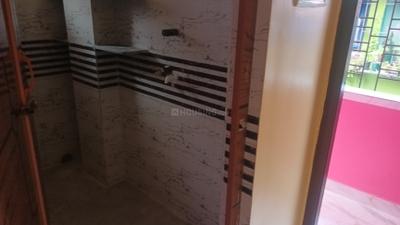 Bathroom Image of 470 Sq.ft 1 BHK Apartment / Flat for rent in Picnic Garden Kolkata for Rs. 9200