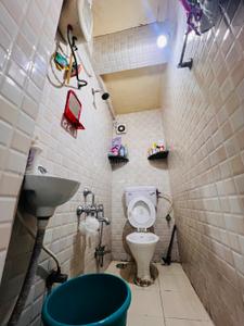 Bathroom Image of 520 Sq.ft 1 BHK Builder Floor for rent in Gokhalenagar Pune for Rs. 23500