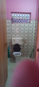 Bathroom Image of 650 Sq.ft 4 BHK Independent House for rent in Thammanam Kochi for Rs. 15000