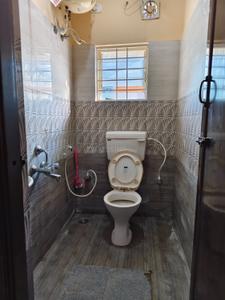 Bathroom Image of 900 Sq.ft 2 BHK Builder Floor for rent in Halasuru Bengaluru for Rs. 32000