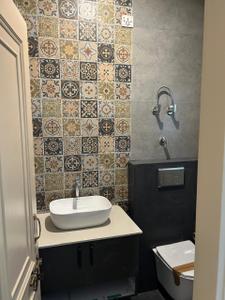 Bathroom Image of 950 Sq.ft 2 BHK Independent House for rent in Kaushambi Ghaziabad for Rs. 27000