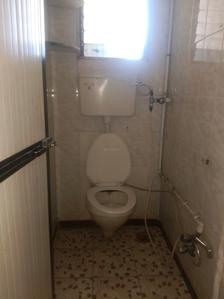 Common Bathroom One Image of 550 Sq.ft 1 BHK Apartment / Flat for rent in Kandivali West Mumbai for Rs. 32000