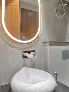 Bedroom Three Image of 1900 Sq.ft 3 BHK Apartment / Flat for rent in DLF Park Place, Sector 54 Gurgaon for Rs. 145000