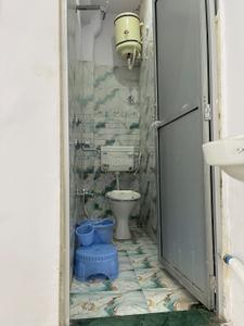 Bathroom Image of 1000 Sq.ft 1 RK Independent House for rent in Alambagh Lucknow for Rs. 7000