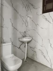 Common Bathroom Image of 900 Sq.ft 2 BHK Apartment / Flat for sale in Krishna Elite Homes, Noida Extension Greater Noida for Rs. 3700000