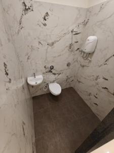 Bathroom Image of 725 Sq.ft 2 BHK Apartment / Flat for sale in Jogeshwari West Mumbai for Rs. 13000000