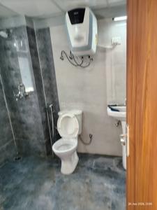 Bathroom Image of 1100 Sq.ft 2 BHK Apartment / Flat for sale in Amrapali Heartbeat City IV, Sector 107 Noida for Rs. 12000000