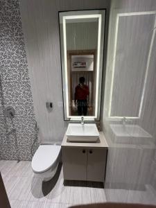 Bathroom Image of 610 Sq.ft 1 BHK Apartment / Flat for sale in The Baya Sunrise, Dadar East Mumbai for Rs. 22500000