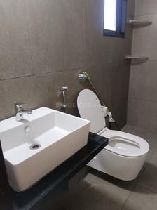 Bathroom Image of 1150 Sq.ft 2 BHK Apartment / Flat for rent in Metropark County, Balewadi Pune for Rs. 40000