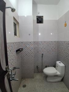 Bathroom Image of 1600 Sq.ft 2 BHK Builder Floor for rent in Eldeco Udyan Suraksha Enclave, South City Lucknow for Rs. 15000