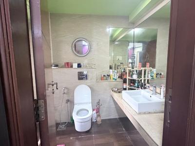 Bathroom Image of 1800 Sq.ft 3 BHK Apartment / Flat for sale in K Raheja Vistas, Powai Mumbai for Rs. 63000000