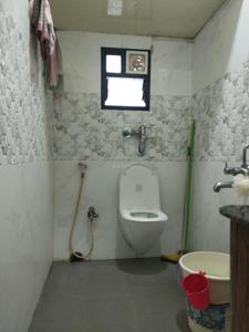 Common Bathroom Image of 922 Sq.ft 2 BHK Apartment / Flat for sale in Naktala Kolkata for Rs. 5700000