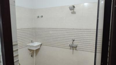 Bathroom Image of 900 Sq.ft 2 BHK Independent House for rent in Sunderpur Varanasi for Rs. 22000