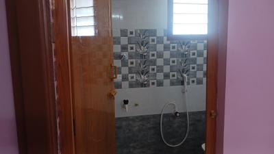 Bathroom Image of 650 Sq.ft 2 BHK Duplex for rent in Otthakadai Madurai for Rs. 10000